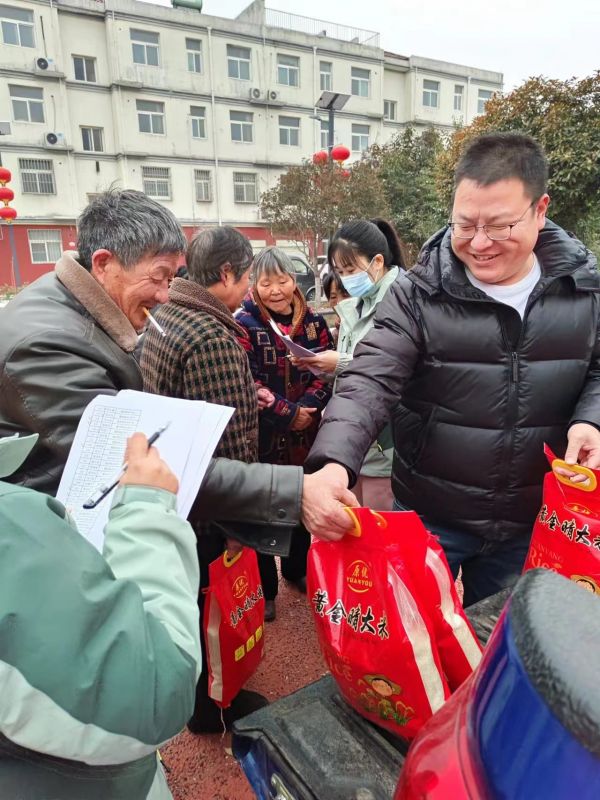 關（guān）愛老人，我們一直在行動，2023年農曆臘月二十，給西北流村的老人 發春節（jiē）福利