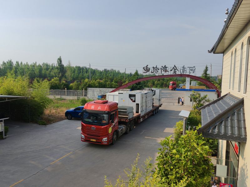 滿滿一車（chē）高壓開關櫃和變壓（yā）器發貨