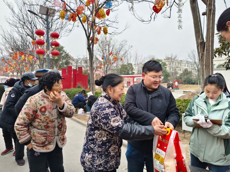 愛無（wú）大小，盡力就好（hǎo），這個世界的美好，莫過（guò）於愛心的循環，善（shàn）心的傳遞，春節將至，河南香蕉视频app在线下载（xīn）機電（diàn）公司給西北流村和（hé）亮（liàng）馬台村裏的老人送去溫（wēn）暖和關懷。